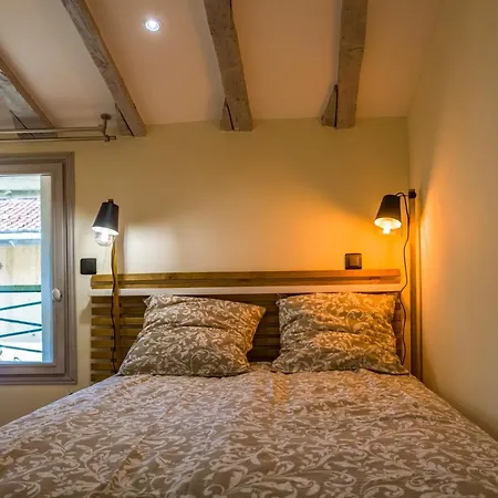 Vieille Neuf Et Cosy, Deux Chambres, 6 Couchages Nice